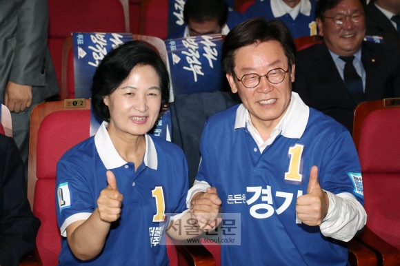 [서울포토] ‘엄지척’ 추미애 대표와 이재명 후보