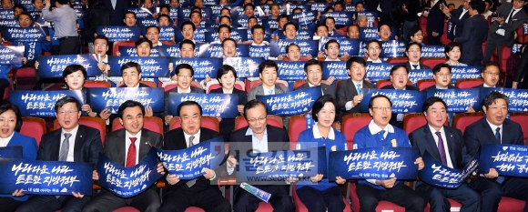 16일 국회 의원회관에서 열린 제7회 전국동시지방선거 더불어민주당 중앙선거대책위 출장식에서 추미애 대표 등 참석자들이 필승을 다짐하는 구호를 외치고 있다. 이종원 선임기자 jongwon@seoul.co.kr