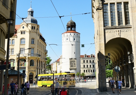 옛 건물이 밀집된 괴를리츠 시내. 가운데 둥근 타워는 디케르 투름이다.