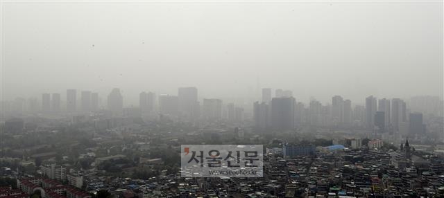 서울 남산타워에서 바라본 도심하늘에 미세먼지가 가득하다.