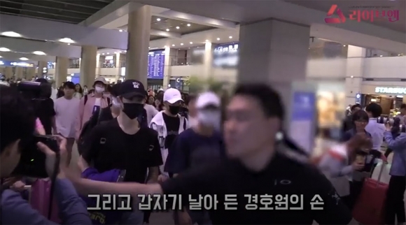 NCT127 경호원이 사진기자를 향해 폭력을 행사하는 순간. 라이브엔 영상 캡처.