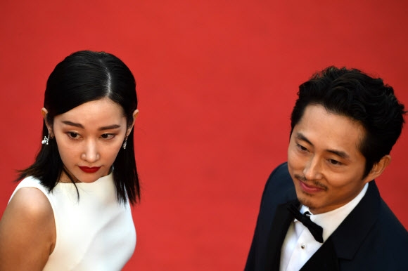 16일(현지시간) 프랑스 칸에서 열리고 있는 ‘제71회 칸영화제’에 영화 ‘버닝’의 주연배우 전종서(왼쪽)와 스티븐 연이 시사회에 앞서 레드 카펫에서 포즈를 취하고 있다.  AFP 연합뉴스