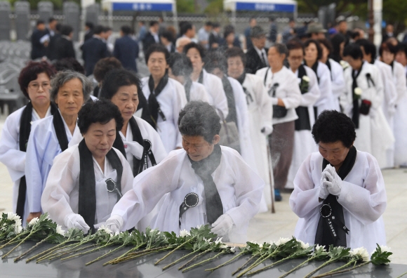 제 38주년 5·18민주화운동 기념일을 하루 앞둔 17일 광주 북구 국립5·18민주묘지에서 열린 추모제에서 오월어머니들이 헌화를 하고 있다.  박윤슬 기자 seul@seoul.co.kr