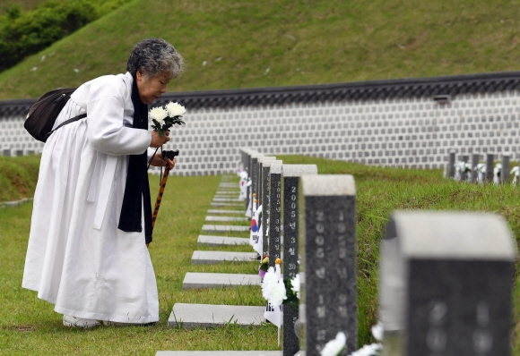 제 38주년 5·18민주화운동 기념일을 하루 앞둔 17일 광주 북구 국립5·18민주묘지에서 한 5·18 유가족이 참배하고 있다.  박윤슬 기자 seul@seoul.co.kr