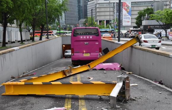 17일 서울 도렴동 외교부 청사 인근 지하차도 앞에서 고속버스가 높이 제한 철골구조물을 스쳐 지나간 뒤 멈춰서는 사고가 발생했다.   이사고로 사직공원에서 세종대로 방면으로 가는 지하차도 1개 차로가 통제돼 이 시간 일대 극심한 교통혼잡이 빚어졌다. 최해국 선임기자seaworld@seoul.co.kr