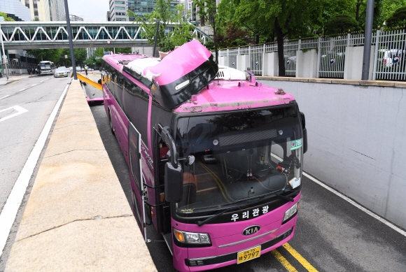 17일 오후 서울 종로구 외교부 옆 지하차도 입구에 관광버스 한 대가 차량높이제한 시설물과 충돌하는 사고가 발생했다.  이호정 전문기자 hojeong@seoul.co.kr