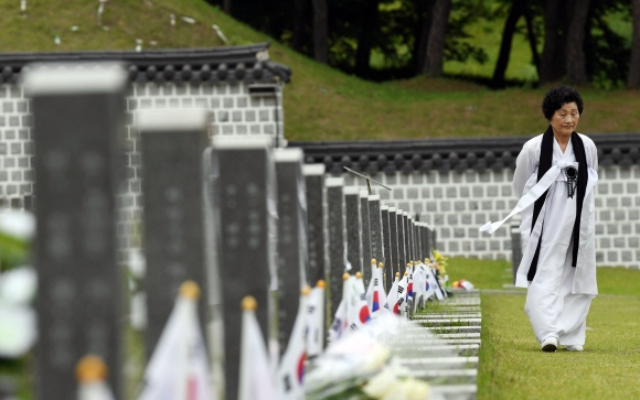 제 38주년 5·18 민주화운동 기념일을 하루 앞둔 17일 광주 북구 국립5·18민주묘지에서 한 5·18 유가족이 참배하고 있다.  박윤슬 기자 seul@seoul.co.kr