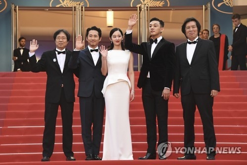 이준동(왼쪽)-스티븐 연-전종서-유아인-이창동