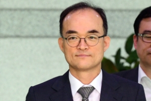 [단독] 문무일, 전두환 기소 보류 지시했다