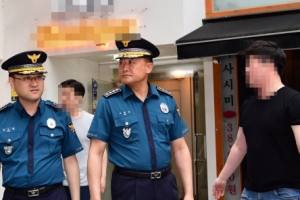 [서울포토] 강남 살인사건 현장서 항의 받는 이철성 경찰청장