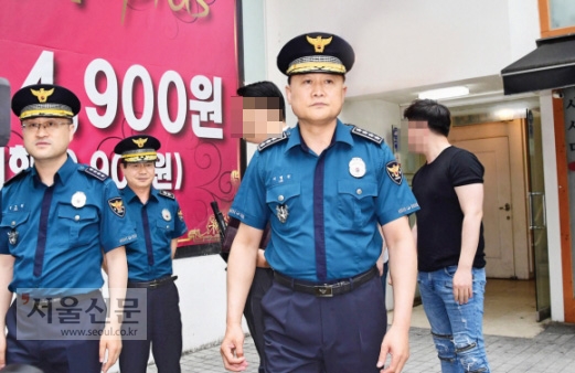 17일 이철성 경찰청장이 살해사건 현장을 둘러보다가 상인들의 항의를 받고 돌아서는 모습.  정연호 기자 tpgod@seoul.co.kr