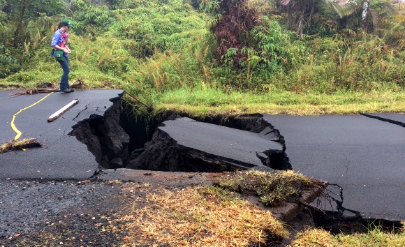 하와이 킬라우에아 화산 주변에 생긴 지진으로 갈라진 도로