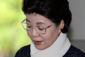 [포토] ‘항소심 선고 출석하는’ 박근령 전 육영재단 이사장