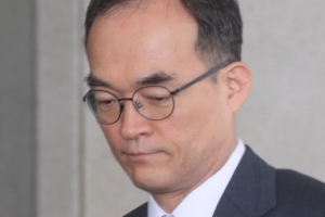 [서울포토] ‘굳은 표정으로 청사 나서는’ 문무일 검찰총장