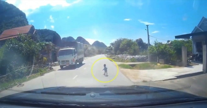 아이 아빠가 낮잠 잔 사이 도로 위로 기어나온 아이의 충격적 모습(유튜브 영상 캡처)