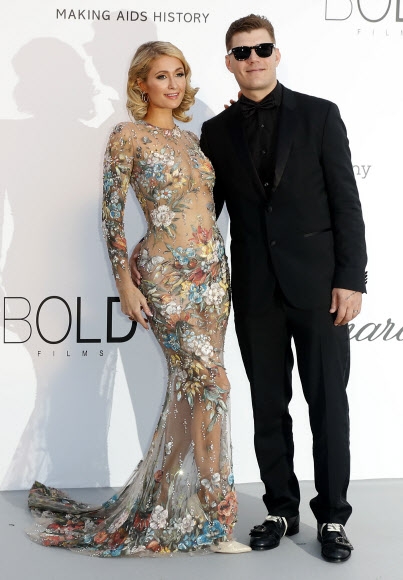 패리스 힐튼(왼쪽)이 17일(현지시간) 프랑스 앙티브에서 열린 제71회 칸영화제 중 ‘The amfAR‘s Cinema Against AIDS 2018’ 행사에 참석해 포즈를 취하고 있다. EPA 연합뉴스