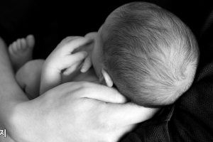 대리모가 낳은 아이, 누가 법적 어머니일까