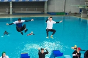 ‘런닝맨’ 전소민X송지효, 플라잉체어도 즐기는 예능 여신들