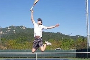 신정환 근황, 아들 손 꼭 잡은 모습 “열심히 살고 있습니다”