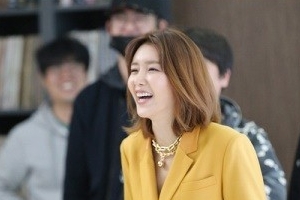 ‘슈츠’ 채정안, 촬영장 밝히는 인간비타민 ‘자동 미소’