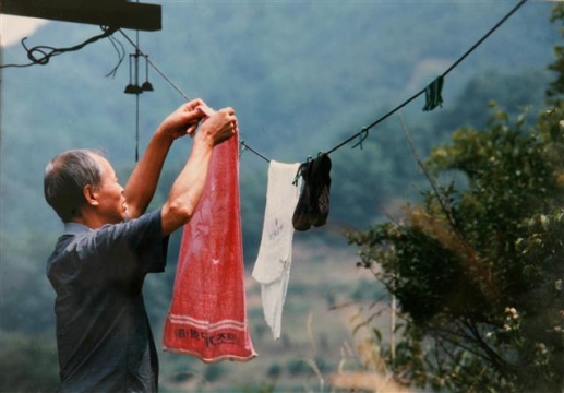 권정생에게는 몸을 가릴 만한 옷밖에 없었다. 빨래를 거는 빨래줄을 자세히 보면 빨래집게가 구리선인 것을 볼 수 있다. 그는 가난을 두려워하지 않고 삶의 가치를 즐기던 문사였다.  권정생어린이문화재단 제공