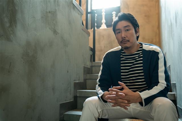 배우 조진웅은 ‘독전’ 출연 때문에 체중을 10kg 덜어냈다가 회복했다. “이게 원래 제 모습인데 꼴 보기 싫으세요?(웃음) 조각 미남인 친구들이 많지만 전 그런 유전자는 아닌 것 같아요. 그 친구들 만나면 그러죠. ‘나는 너희들이 정말 존경스럽지만 부럽진 않다’고요.”(웃음)  NEW 제공