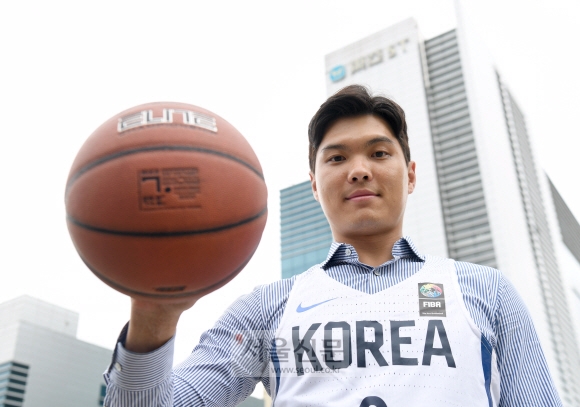 3대3 농구 대한민국 대표 임채훈 선수가 지난 18일 자신이 근무하는 서울 동대문구 용두동 회사 인근에서 서울신문과 인터뷰 도중 ‘코리아’라고 쓴 유니폼을 입은 채 포즈를 취했다. 박지환 기자 popocar@seoul.co.kr