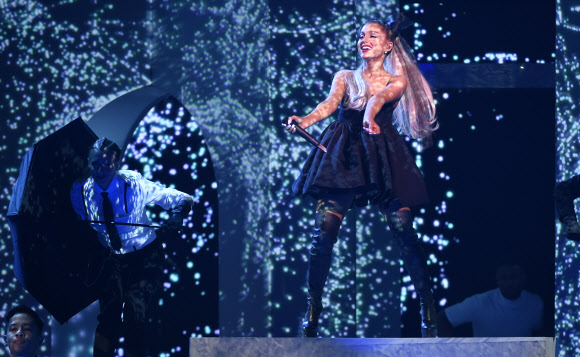 가수 아리아나 그란데가 20일(현지시간) 미국 라스베이거스의 MGM 그랜드 가든 아레나에서 열린 ‘2018 빌보드 뮤직 어워드’ 무대에서 ‘No Tears Left To Cry’를 열창하고 있다.<br>AP 연합뉴스