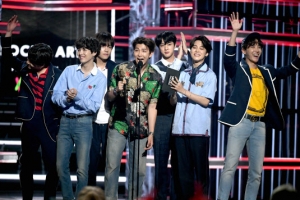 [포토] ‘2018 빌보드 뮤직 어워드’ 방탄소년단, 2년 연속 ‘톱 소셜 아티스트’ 상 수상