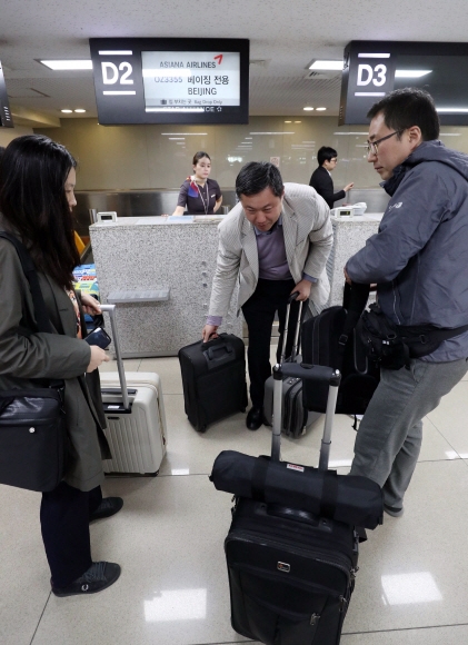 풍계리 핵실험장 폐쇄 공동취재단이 21일 김포공항 출국장에서 베이징 출국을 위해 항공기 탑승수속을 진행하고 있다. 취재단은 이날 베이징 주중북한대사관에 방북 취재허가 여부를 확인할 예정이다. 사진공동취재단