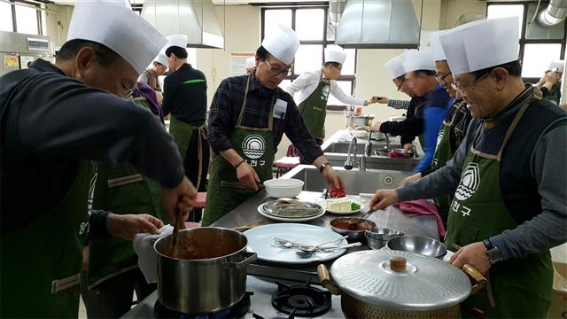 지난 3~4월 진행된 ‘아버지 요리교실’ 1기 참가자들이 집밥 요리를 배우고 있다. 양천구 제공