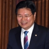 [서울포토] 웃으며 국회 들어서는 홍문종 의원