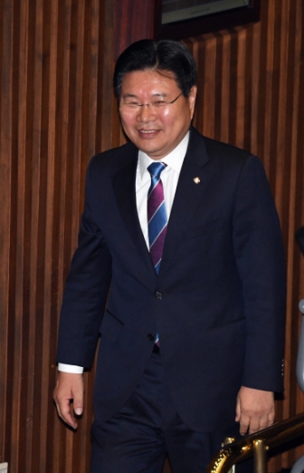 [서울포토] 웃으며 국회 들어서는 홍문종 의원