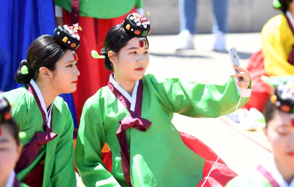 성년의 날인 21일  서울 중구 남산골 한옥마을에서 열린 제46회 전통성년례 재현행사에서 참가자들이 성년식 중 기념사진을 찍고  있다.  정연호 기자 tpgod@seoul.co.kr