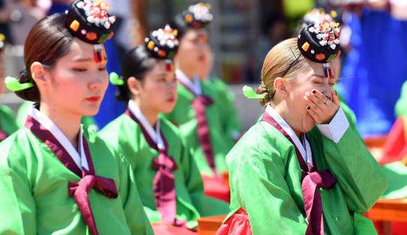 성년의 날인 21일  서울 중구 남산골 한옥마을에서 열린 제46회 전통성년례 재현행사에서 한 참가자가 하품을 하고  있다.   정연호 기자 tpgod@seoul.co.kr