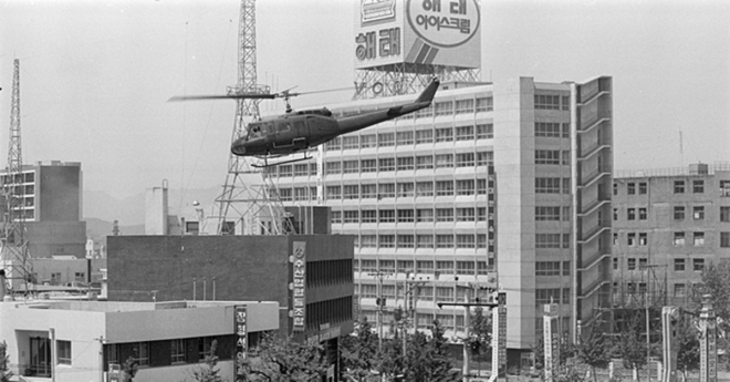 1980년 5월 당시 광주 전일빌딩 앞을 비행 중인 계엄군 헬기. 서울신문 DB