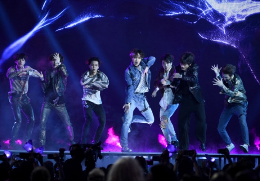 20일(현지시간) 미국 라스베이거스의 MGM 그랜드 가든 아레나에서 열린 ‘2018 빌보드 뮤직 어워드’에 참석한 방탄소년단(BTS)이 신곡 ‘Fake Love’ 무대를 선보이고 있다.<br>AP 연합뉴스