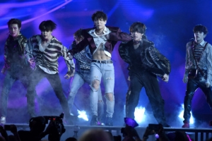 [포토] 방탄소년단 정국, 빌보드 뮤직 어워드 무대 중 드러난 ‘명품 복근’