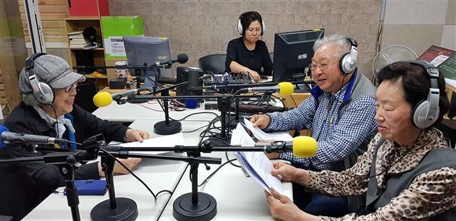 서울 관악구가 문해교육 특성화 수업의 하나로 ‘관악 은빛 라디오’를 21일부터 새롭게 운영하는 가운데 노인들이 ‘관악FM라디오’에서 사연을 읽고 있다.  관악구 제공