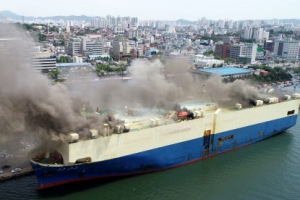 검은 연기에 휩싸인 인천 부두