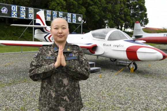 공군 최초 여군 군종법사로 부임한 공군 제3훈련비행단 소속 자원 스님이 두 손을 모아 합장하고 있다. 2017년 7월 임관한 자원 스님은 올해 군종법사로서 처음으로 부처님오신날을 맞는다.  공군 제공