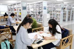 학교 안으로 들어간 공공도서관