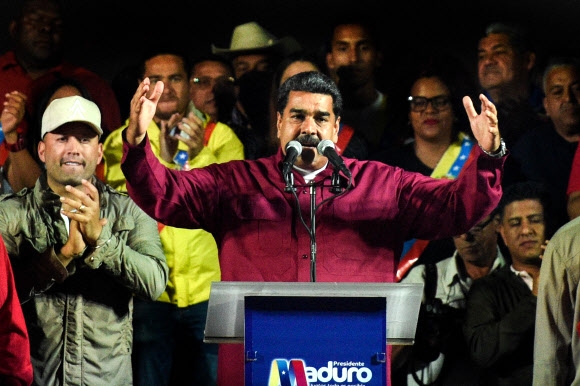 정적 제거한 마두로 베네수엘라 대통령 재선 성공  