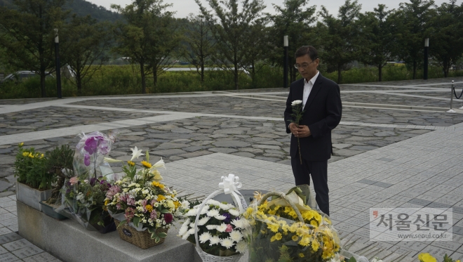 정하영 민주당 김포시장 후보가 지난 21일 경남 김해시 진영읍 봉하마을 노무현 전 대통령 묘소를 참배했다. 정하영 후보측 제공