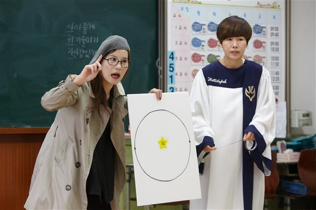 서울 송파초 3학년 수학 교실에서 예술가교사(TA)들이 학생들에게 원이 그려진 흰색 도화지를 펼쳐 보여 주며 컴퍼스 사용법을 설명하고 있다. 서울문화재단 제공