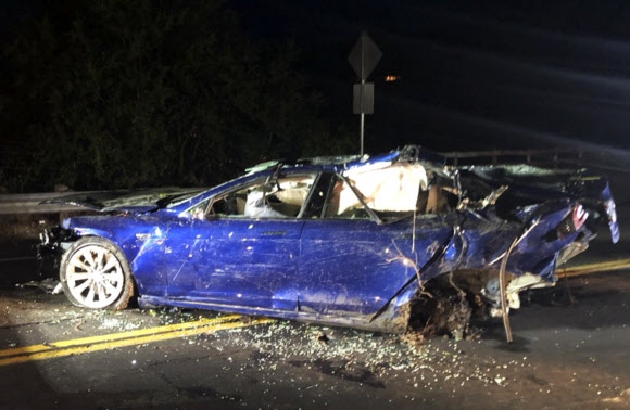 테슬라 차 사고로 운전자 사망…자율주행 여부 불분명