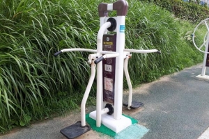 하천변 고장 난 철봉 서대문엔 없습니다