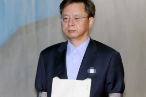 [포토] 서류봉투 들고 법정 향하는 우병우