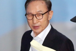 [서울포토] 양복 차림에 노타이… MB 첫 재판 출석