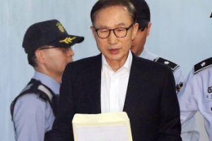 [서울포토] ‘뇌물·횡령 혐의’ 이명박 전 대통령 첫 법정 출석